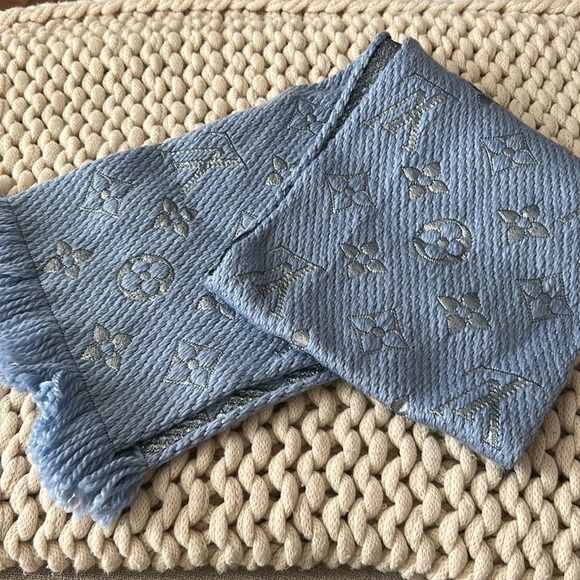 Louis Vuitton LOGOMANIA WOOL SCARF. 7 - Picture 2 of 7